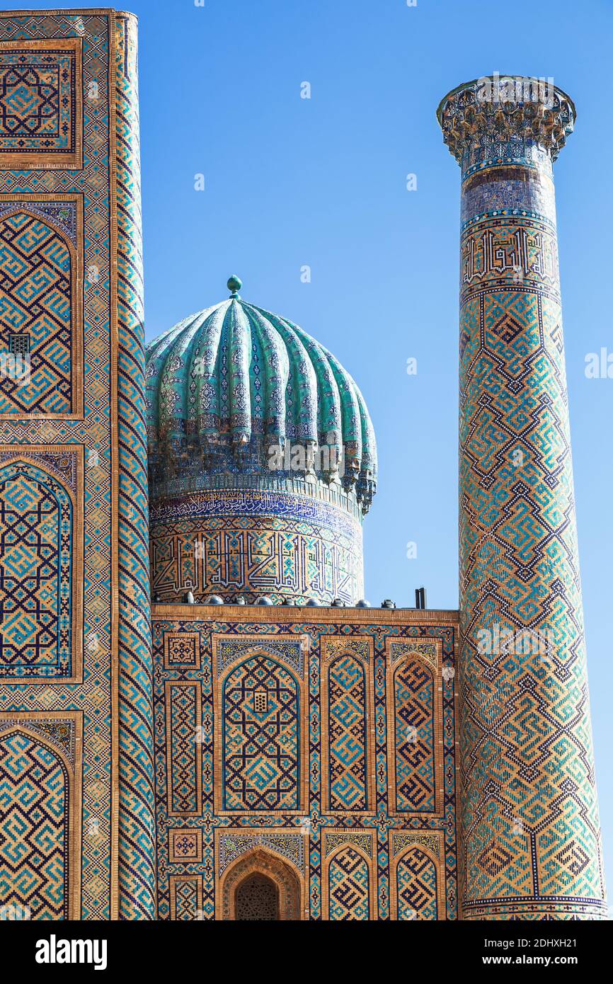 Frammento di Piazza Registan moschea e Madrasah complesso in Samarcanda, Uzbekistan Foto Stock