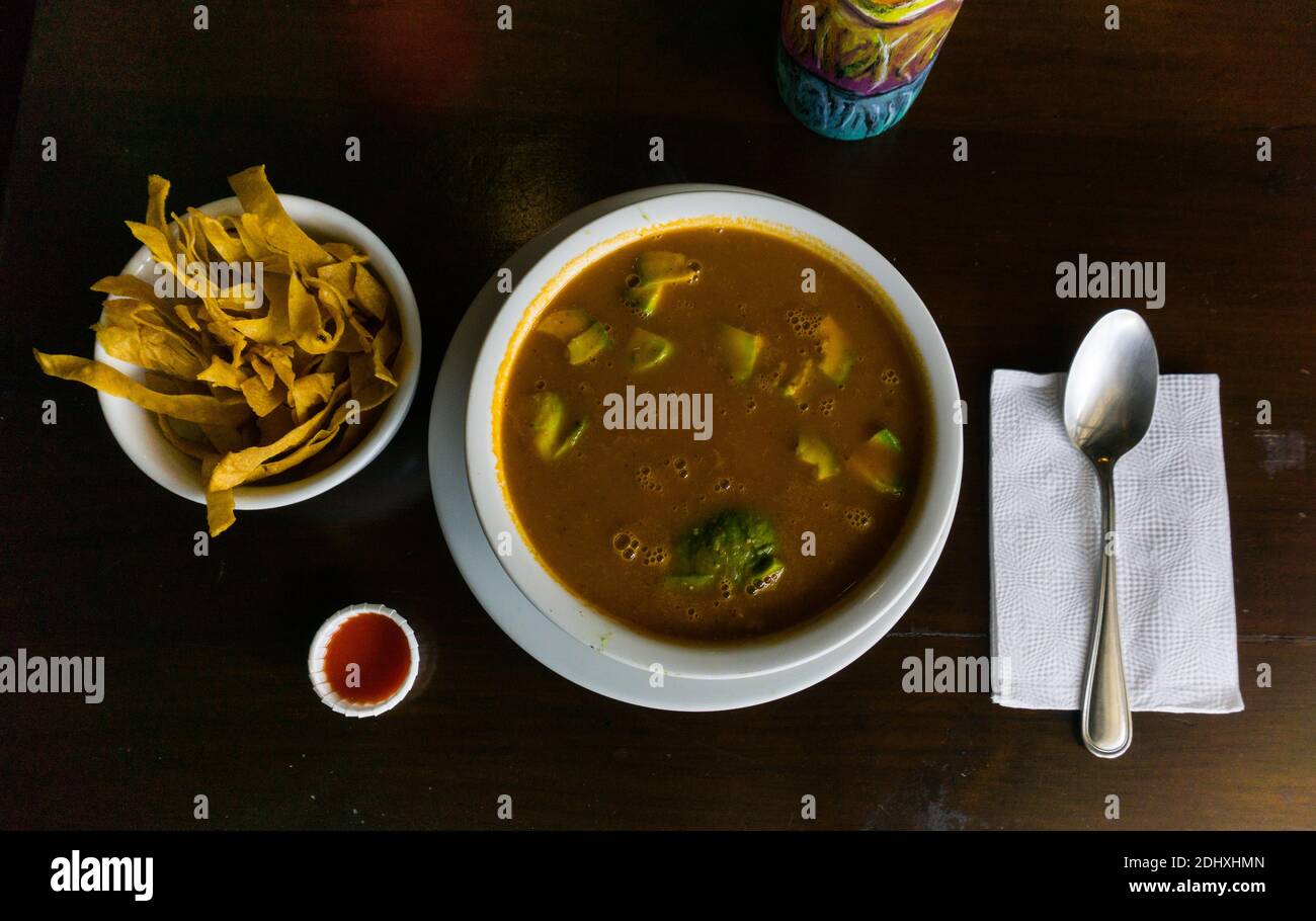 Zuppa di tortilla con una piccola tazza di salsa Tabasco e una ciotola di tortilla croccante in un ristorante specializzato in zuppe a Tegucigalpa, Honduras Foto Stock