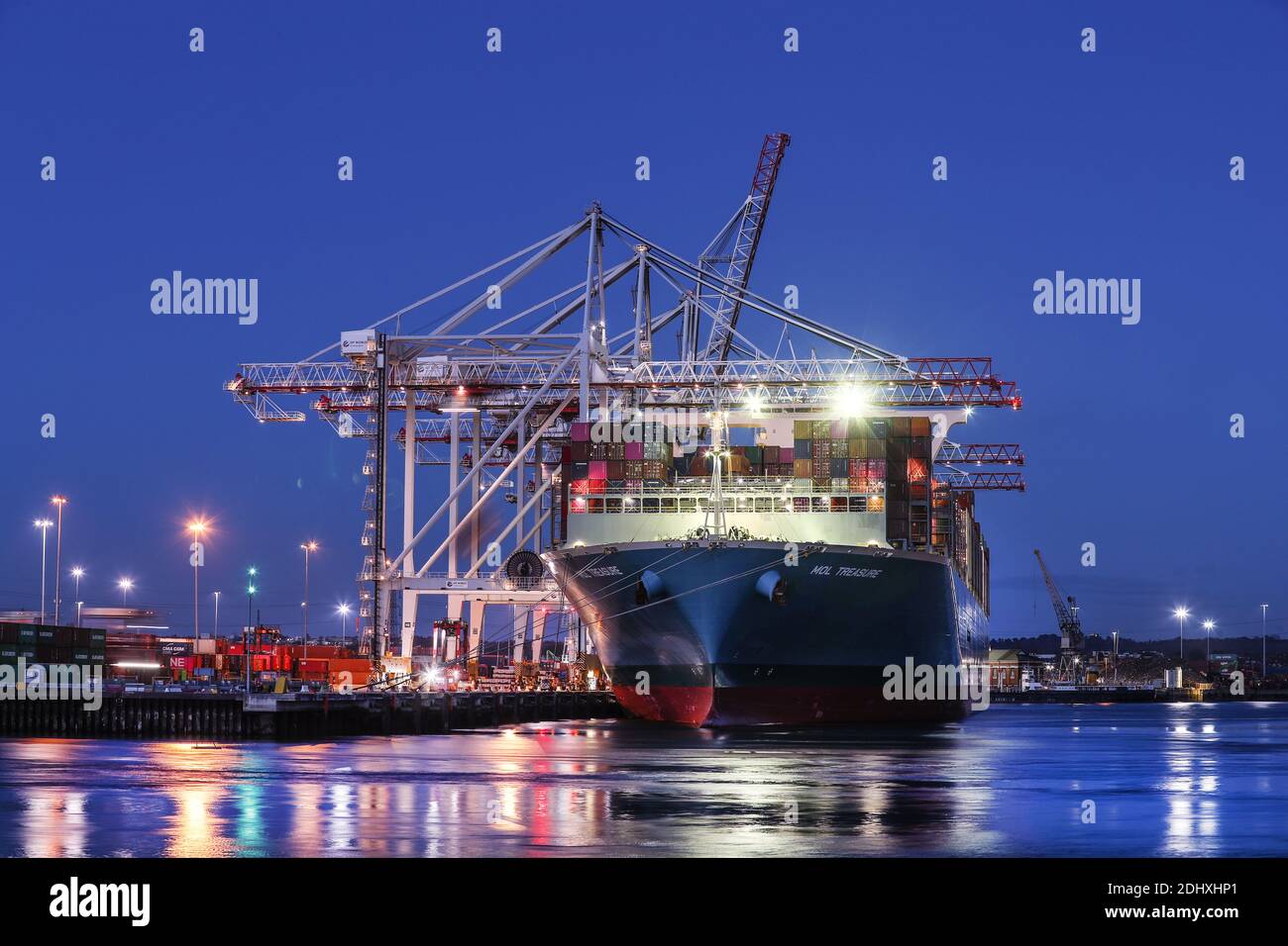 Southampton, Hampshire, Regno Unito. 12 dicembre 2020. I portuali scaricano le merci importate dalla nave container mol Treasure al DP World di Southampton Docks alla vigilia della scadenza dei negoziati Brexit per i domani. Credit Stuart Martin/Alamy Live News Foto Stock