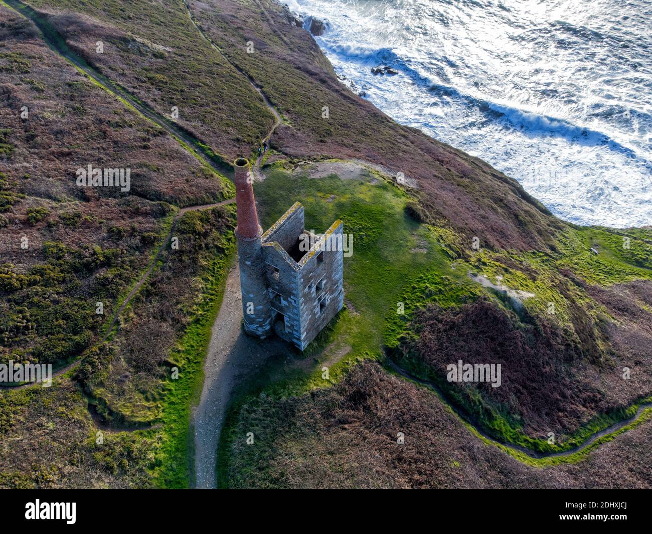 vecchia area mineraria di stagno e rame nella cornovaglia aerea britannica drone Foto Stock