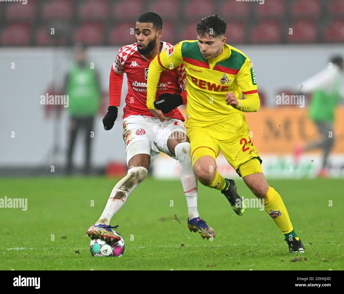 Magonza, Germania. 12 dicembre 2020. Calcio: Bundesliga, FSV Mainz 05 - 1 FC Köln, 11 ° giorno di partita. Jeremiah St.Juste di Magonza gioca contro Elvis Rexhbecaj di Colonia (r.) Credit: Torsten Silz/dpa - NOTA IMPORTANTE: In conformità con le norme del DFL Deutsche Fußball Liga e del DFB Deutscher Fußball-Bund, è vietato sfruttare o sfruttare nello stadio e/o nel gioco le fotografie scattate sotto forma di sequenze di immagini e/o serie di foto di tipo video./dpa/Alamy Live News Foto Stock