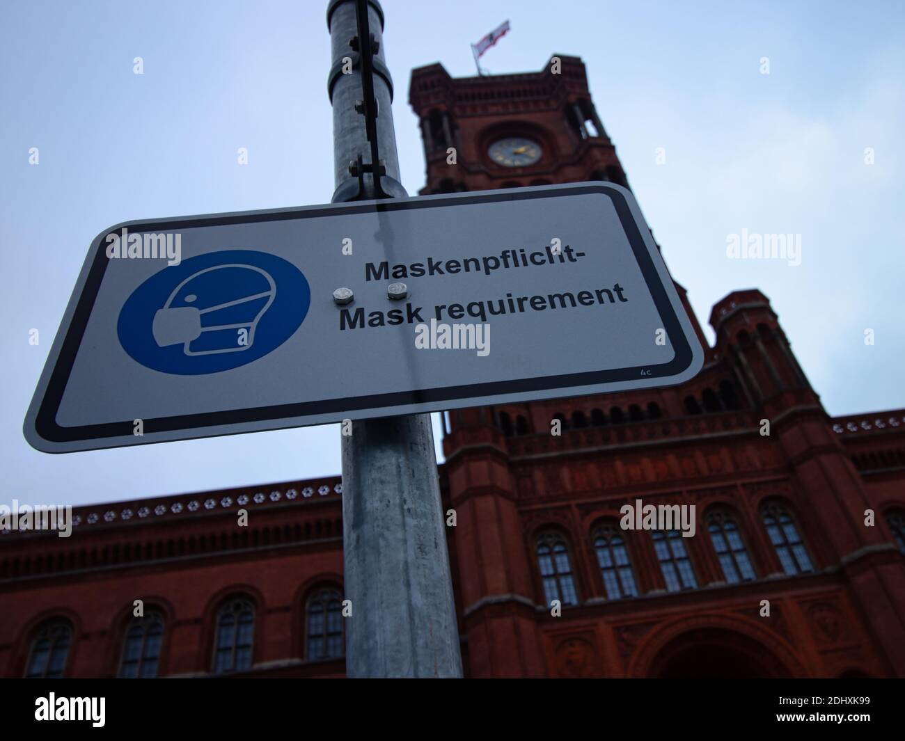 Promemoria sui requisiti della maschera sul posto pubblico di fronte al municipio di Berlino´s "Rotes Rathaus", Germania Foto Stock