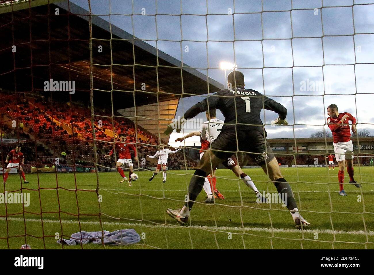 CREWE, INGHILTERRA. IL 12 DICEMBRE Crewes Owen Dale segna il 1-1 durante la partita Sky Bet League 1 tra Crewe Alexandra e Northampton Town all'Alexandra Stadium di Crewe sabato 12 dicembre 2020. (Credit: Chris Donnelly | MI News) Credit: MI News & Sport /Alamy Live News Foto Stock