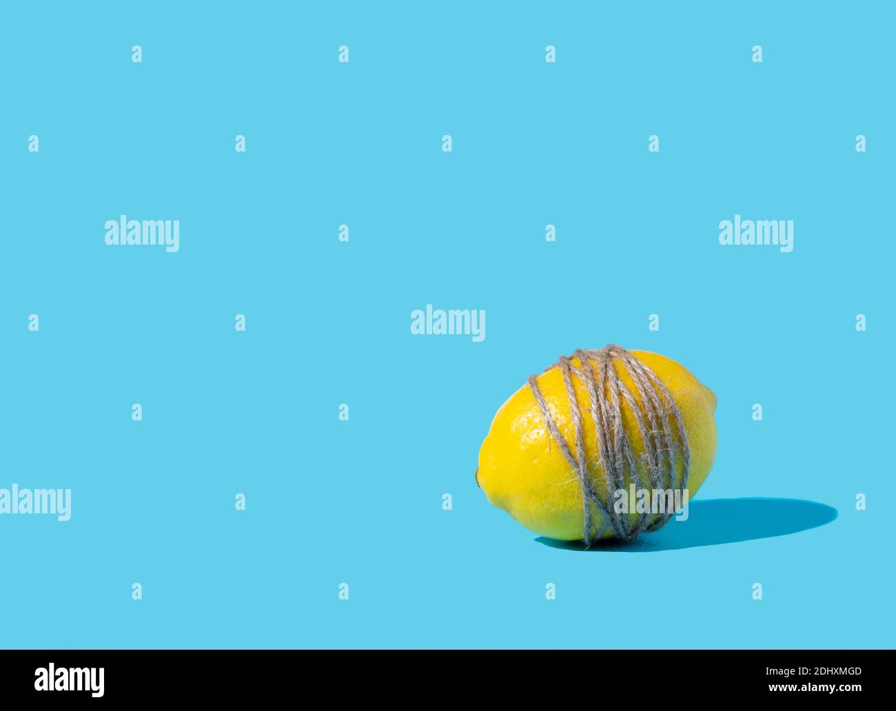 Limone giallo legato con corda di spago intorno Foto Stock
