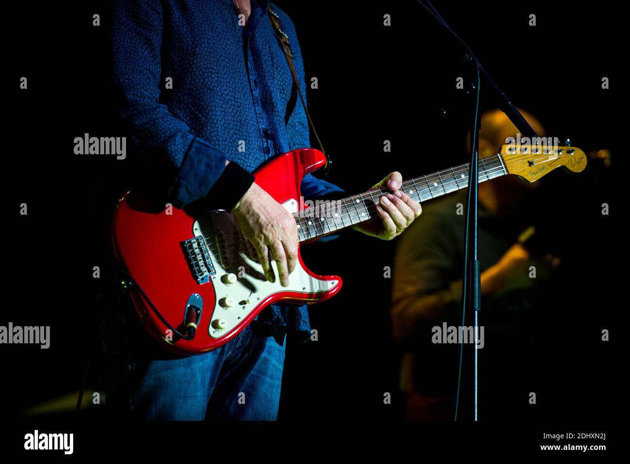 Il cantante, cantautore e musicista britannico Mark Knopfler ha suonato dal vivo al festival di musica italiana "Collisioni 2015". Mark Knopfler è anche conosciuto come il cantante della rock band Dire Straits. Foto Stock