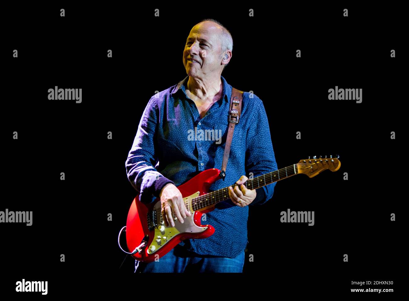 Il cantante, cantautore e musicista britannico Mark Knopfler ha suonato dal vivo al festival di musica italiana "Collisioni 2015". Mark Knopfler è anche conosciuto come il cantante della rock band Dire Straits. Foto Stock