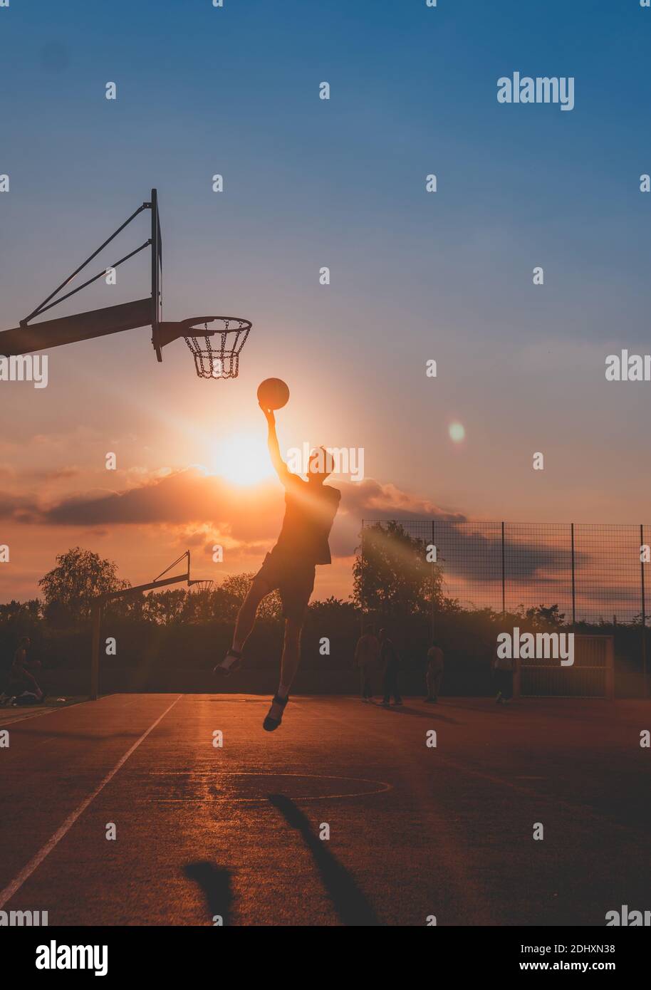 giocatore di basket uno su uno Foto Stock