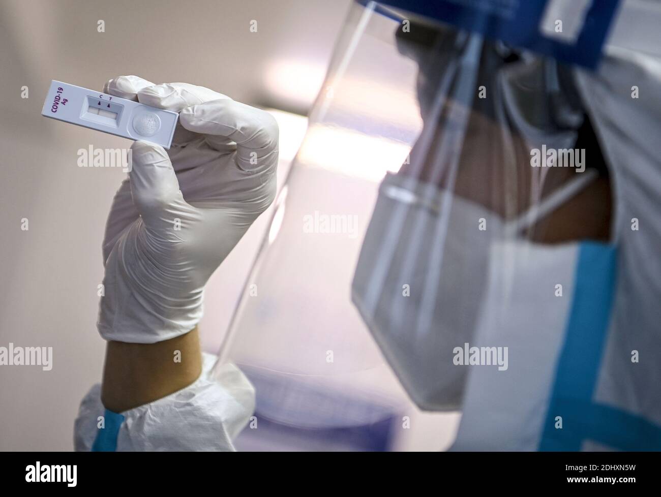 Berlino, Germania. 11 Dicembre 2020. Jonathan Premke, assistente medico, ha conseguito un test negativo sull'antigene SARS-COV-2 presso il Corona Antigen Rapid Test Center di Mauerpark, nel quartiere berlinese di Prenzlauer Berg. Con questo metodo, è disponibile un risultato del test dopo 15-30 minuti. Credit: Pedersen/dpa-Zentralbild/ZB/dpa/Alamy Live News Foto Stock