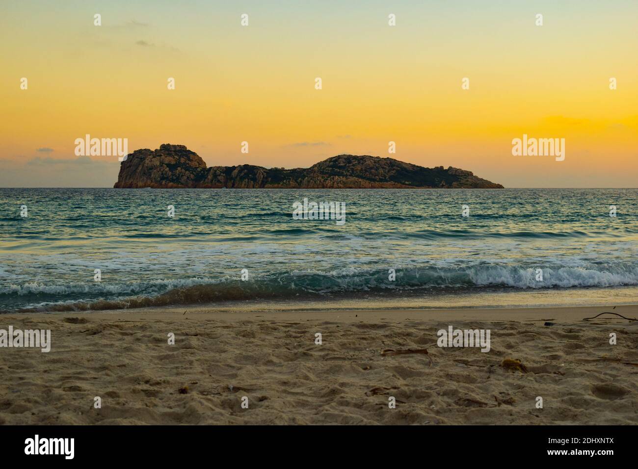 Onde e tramonto sulla spiaggia Foto Stock