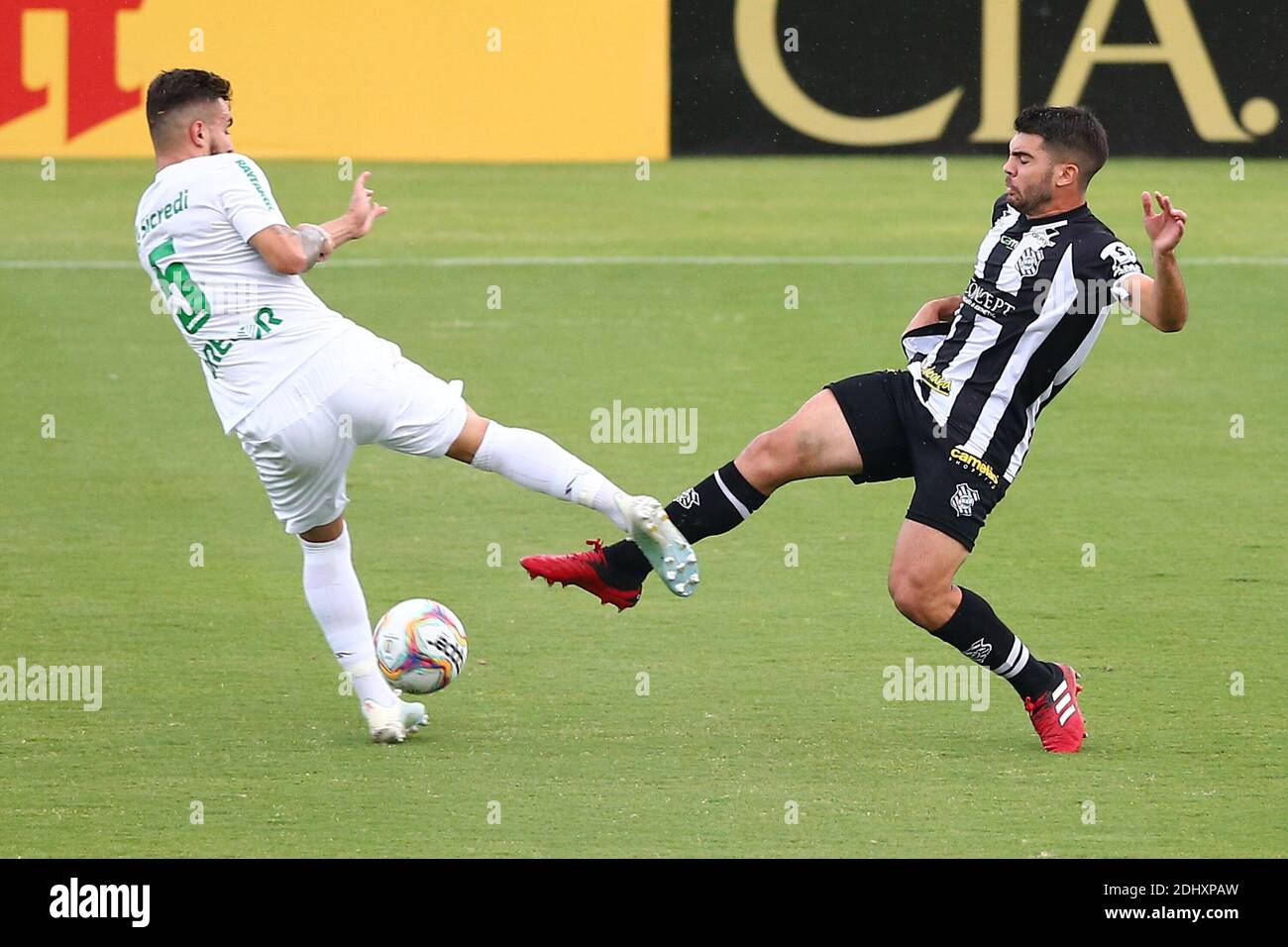 Florianopolis (Santa Catarina), 12/12/20 - Pierini do Cuiabá disputa lance com Dudu do Figueirense, durante partida entre Figueirense e Cuiabá pela 28 Foto Stock