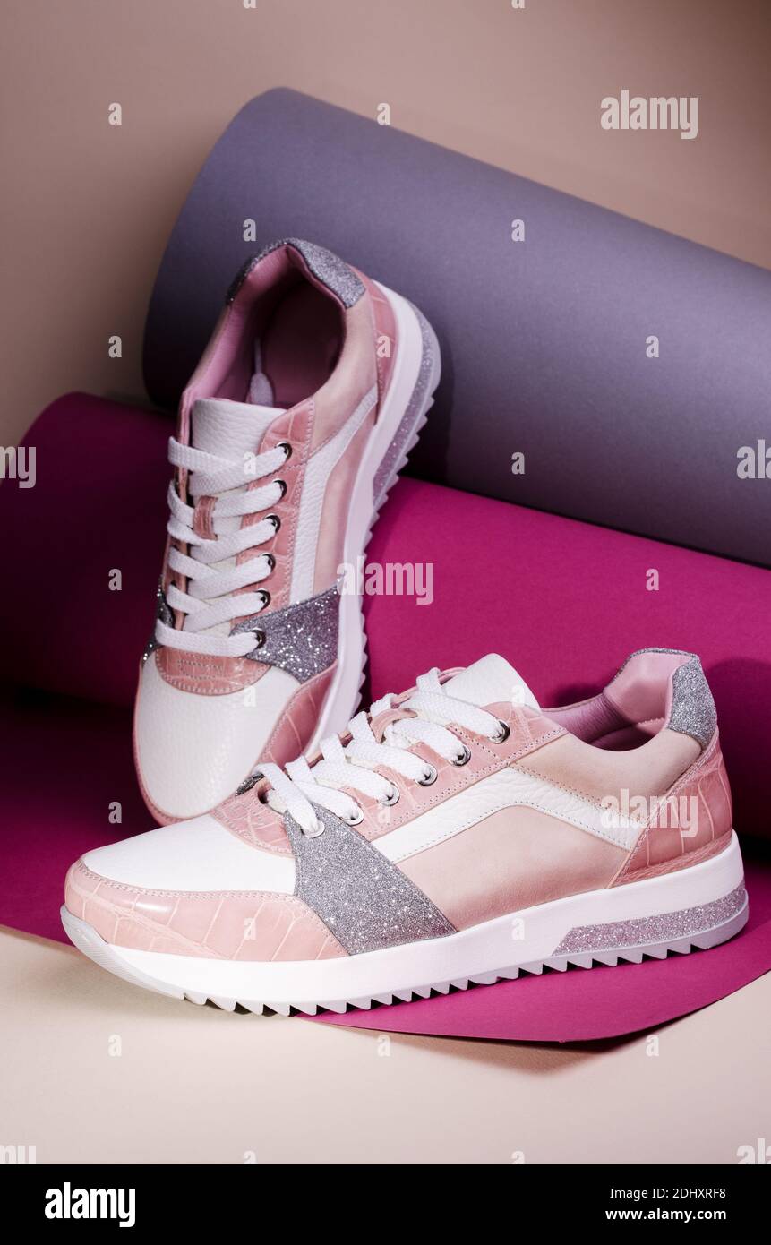 Sneaker alla moda in vera pelle di serpente. Scarpe di qualità Premium  realizzate a mano. Calzature sportive donna alla moda Foto stock - Alamy