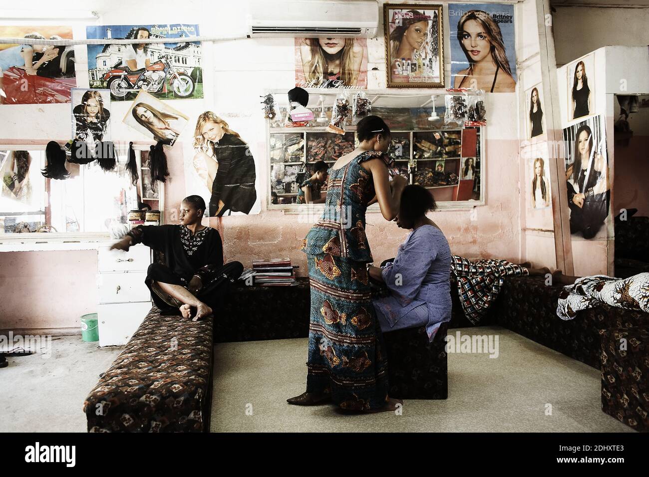Mali, Bamako. Salone di bellezza interno con donna Foto Stock