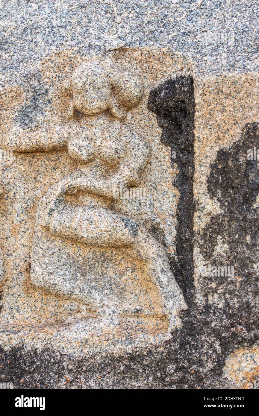 Hampi, Karnataka, India - 4 novembre 2013: Scultura murale su pietra a Royal enclosure. Closeup di scultura murale grigia di donna parzialmente sbiadita dal tempo Foto Stock