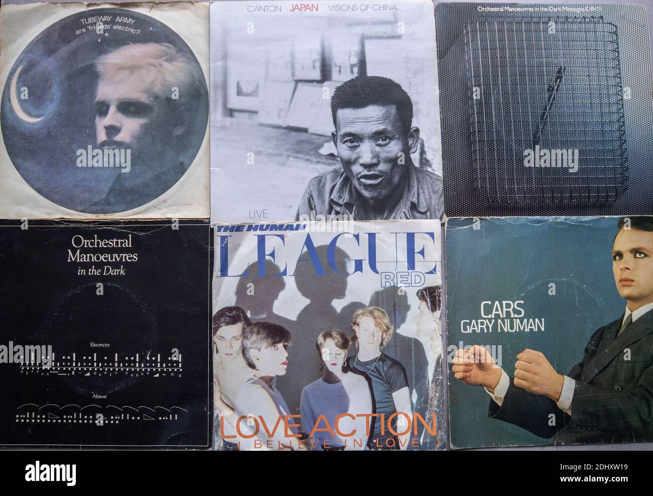 Selezione di singoli anni '80 da band elettroniche/synth, su vinile con copertine Foto Stock