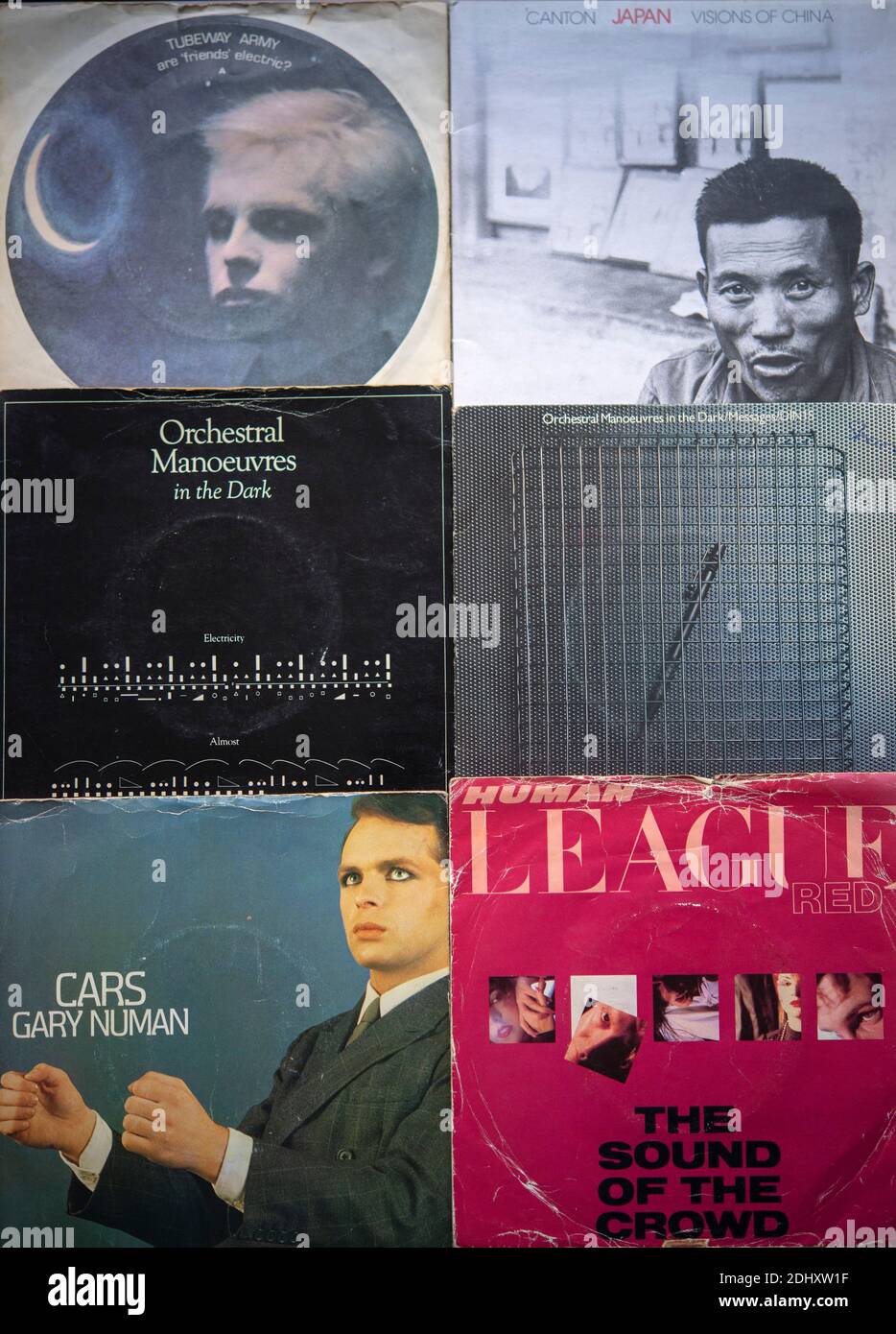 Selezione di singoli anni '80 da band elettroniche/synth, su vinile con copertine Foto Stock