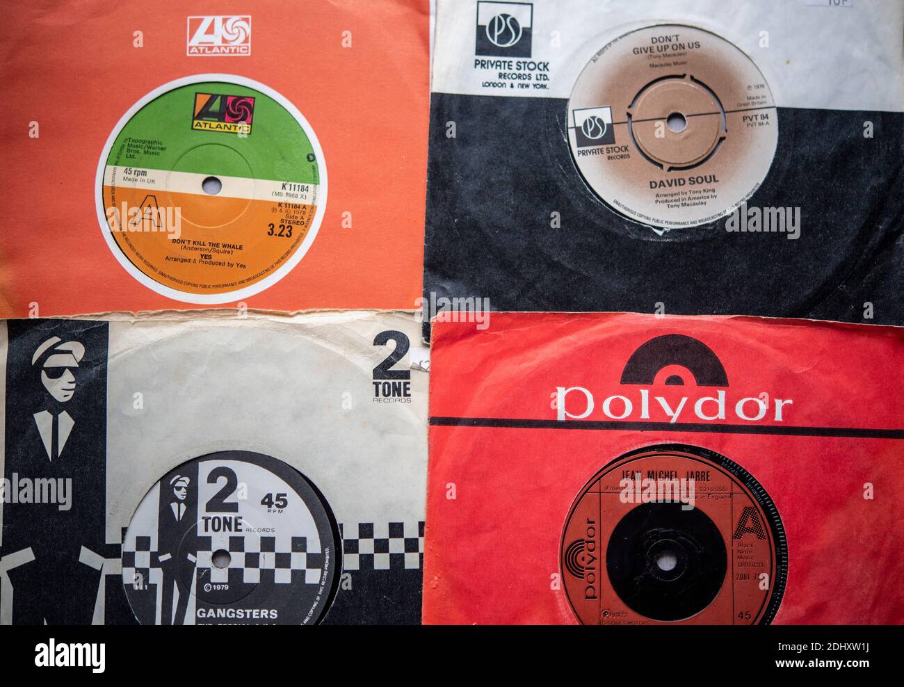 Selezione di sette pollici singoli su vinile con buste di carta originali Foto Stock