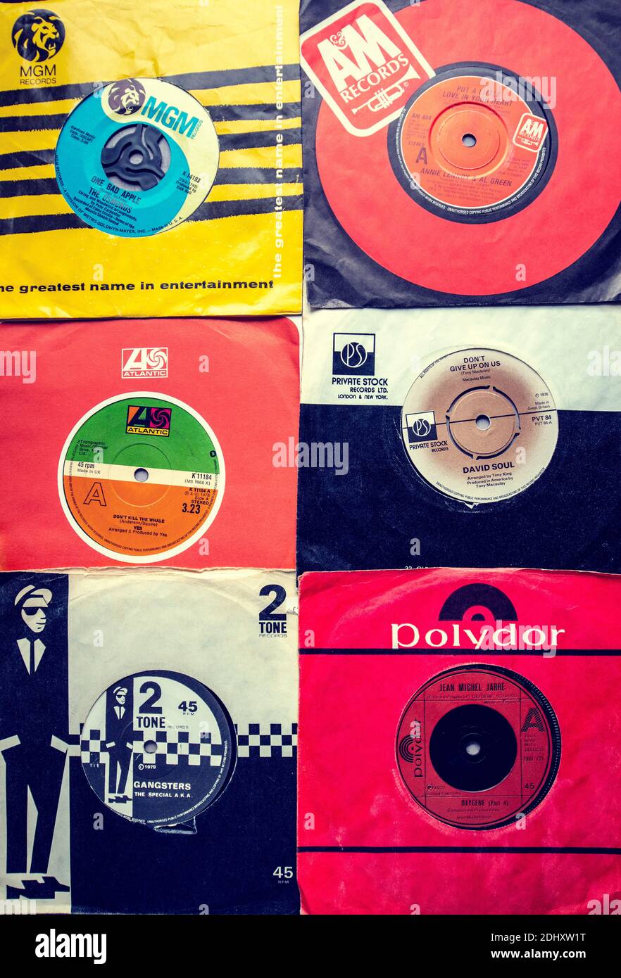 Selezione di sette pollici singoli su vinile con buste di carta originali Foto Stock