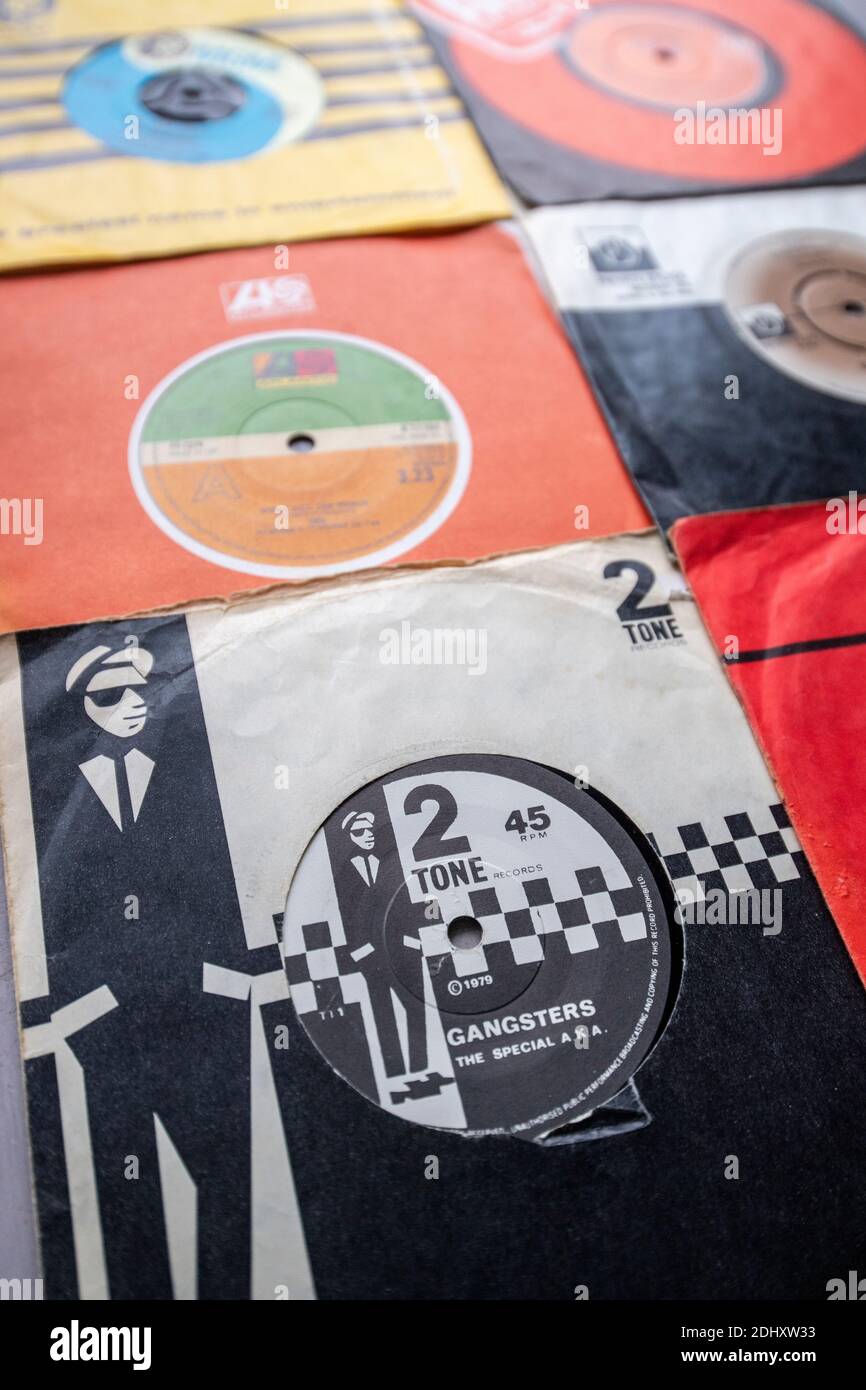 Selezione di sette pollici singoli su vinile con buste di carta originali Foto Stock