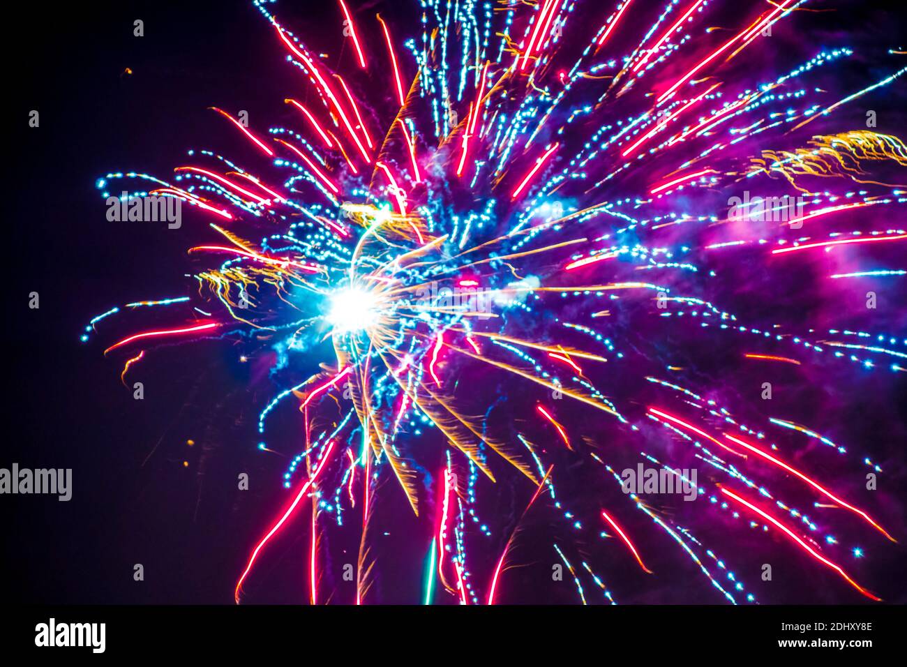 I fuochi d'artificio colorati appaiono nel cielo notturno scuro. Foto Stock