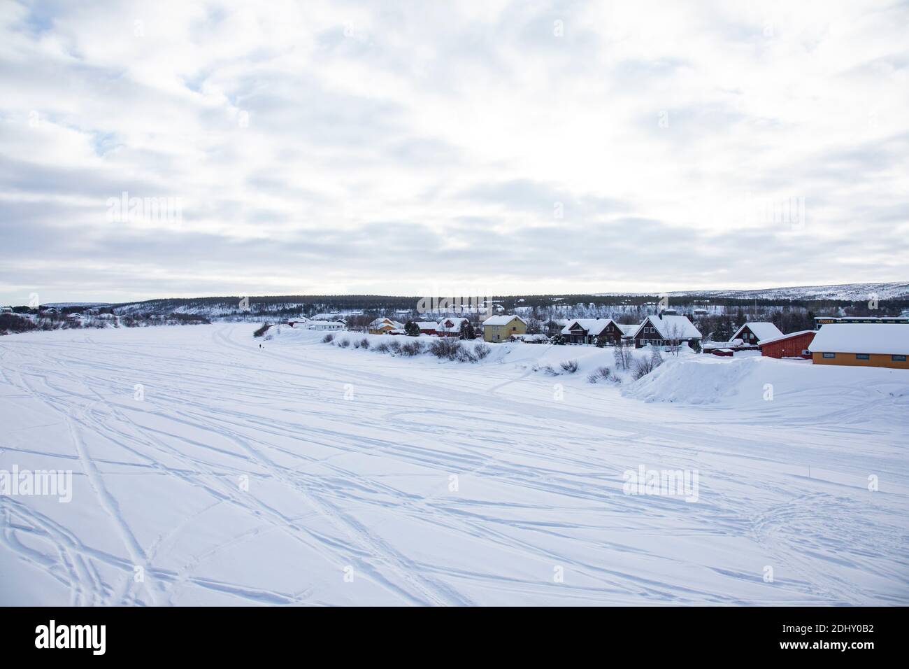 Karasjok, Lapponia, Norvegia - 3 marzo 2020: Fiume congelato a Karasjok. Foto Stock