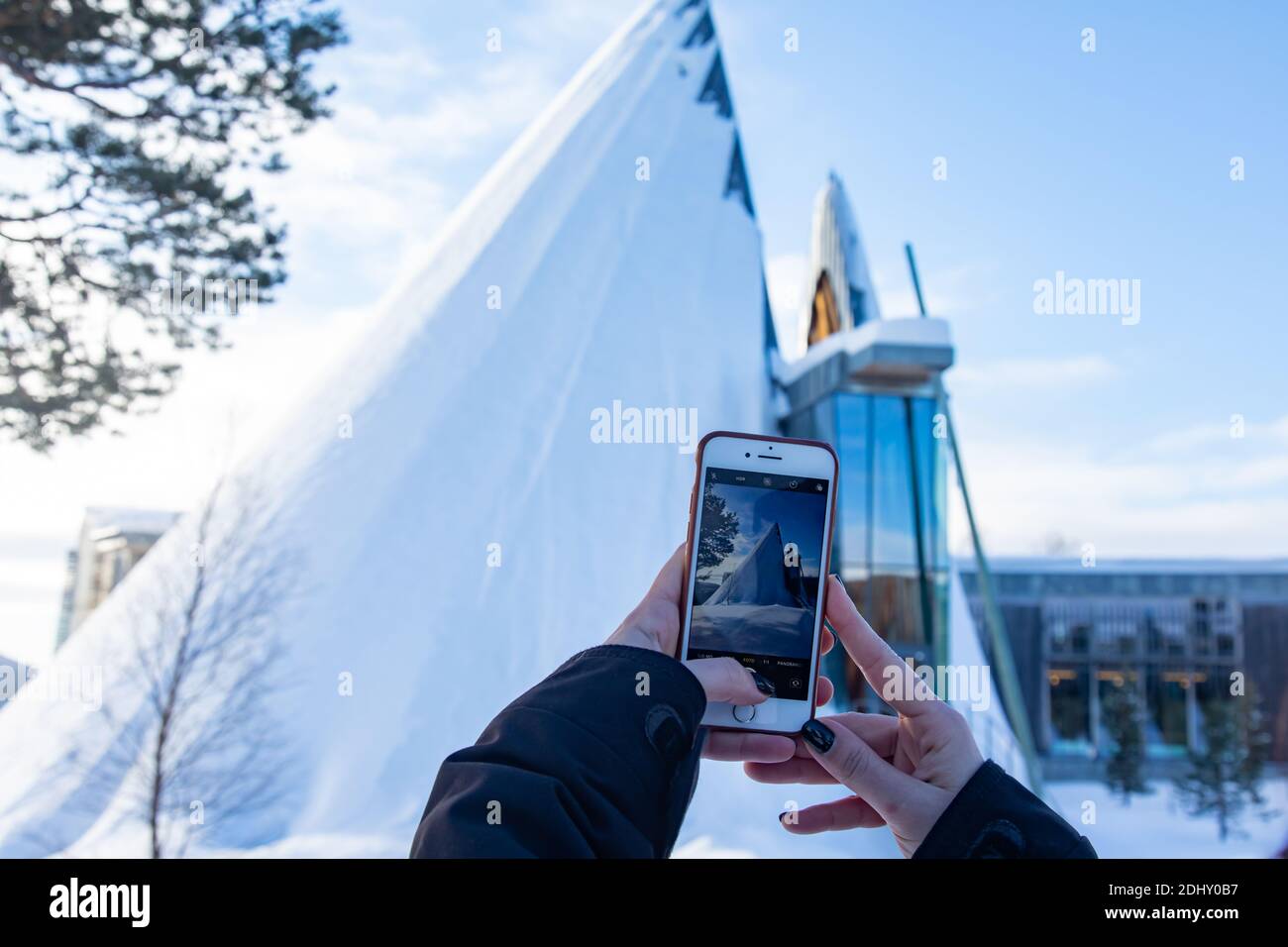 Karasjok, Lapponia, Norvegia - 3 marzo 2020: Ragazza scatta una foto al Parlamento Sami a Karasjok. Foto Stock