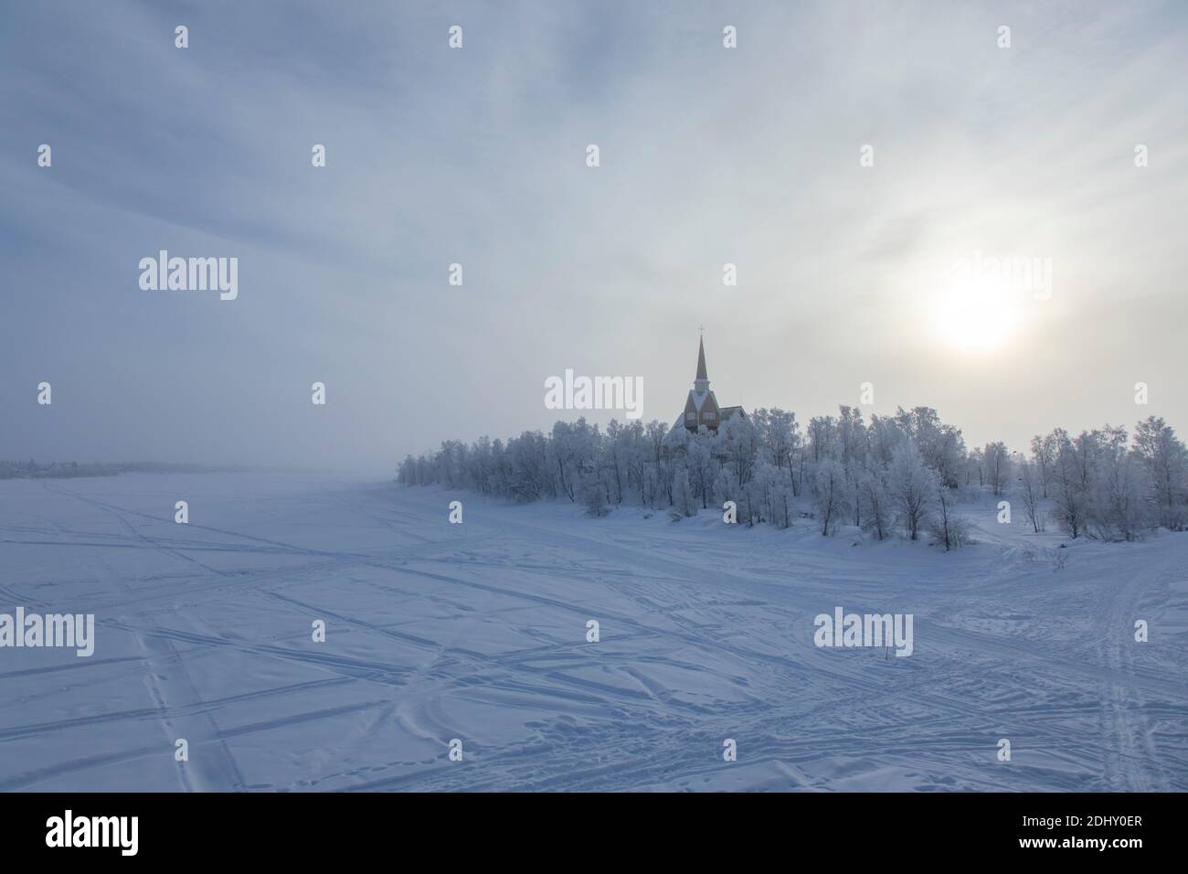 Lapponia, Finlandia: Vista panoramica di una chiesa in una foresta innevata vicino al confine tra Finlandia e Svezia Foto Stock