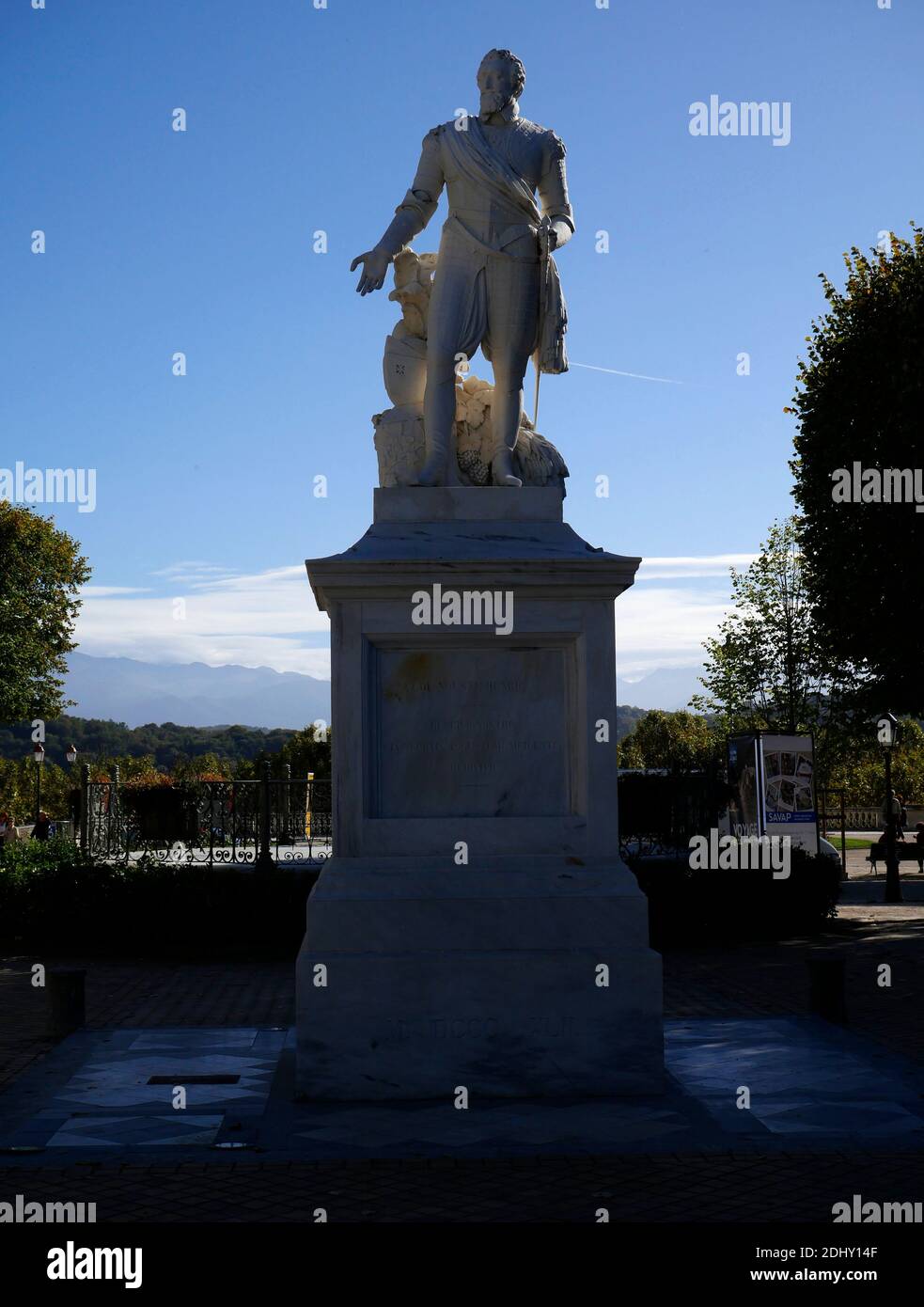 AJAXNETPHOTO. 2019. PAU, FRANCIA. - STATUA DEL RE FRANCESE HENRI IV VISTA DA PLACE ROYALE A BOULEVARDS DES PYRENEES END.PHOTO:JONATHAN EASTLAND/AJAX REF:GX8191010 823 Foto Stock