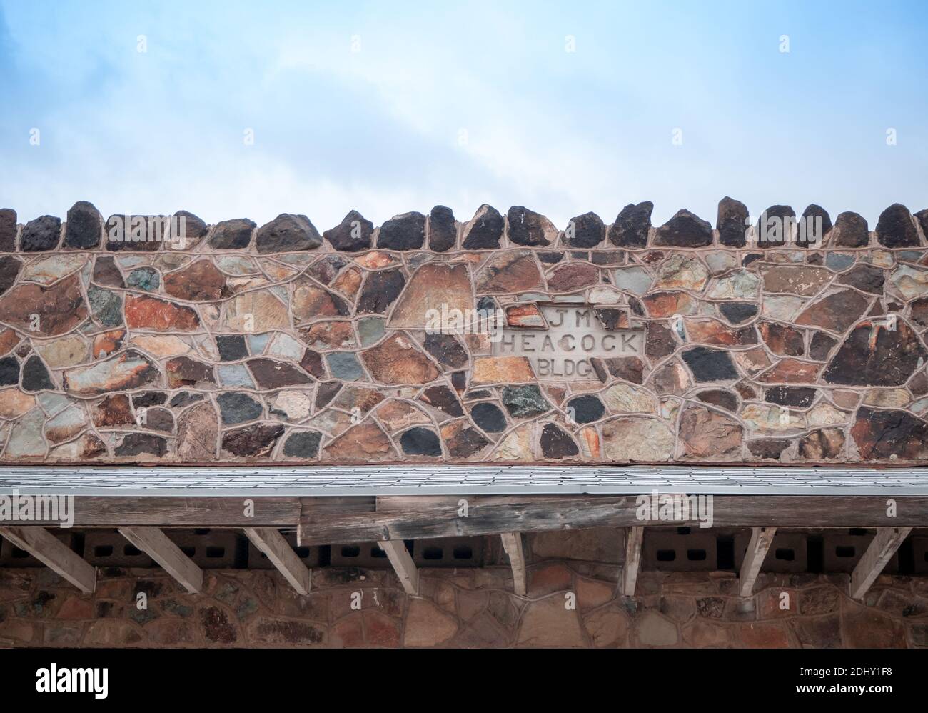 Parete frontale superiore in pietra e linea del tetto dell'edificio storico Foto Stock