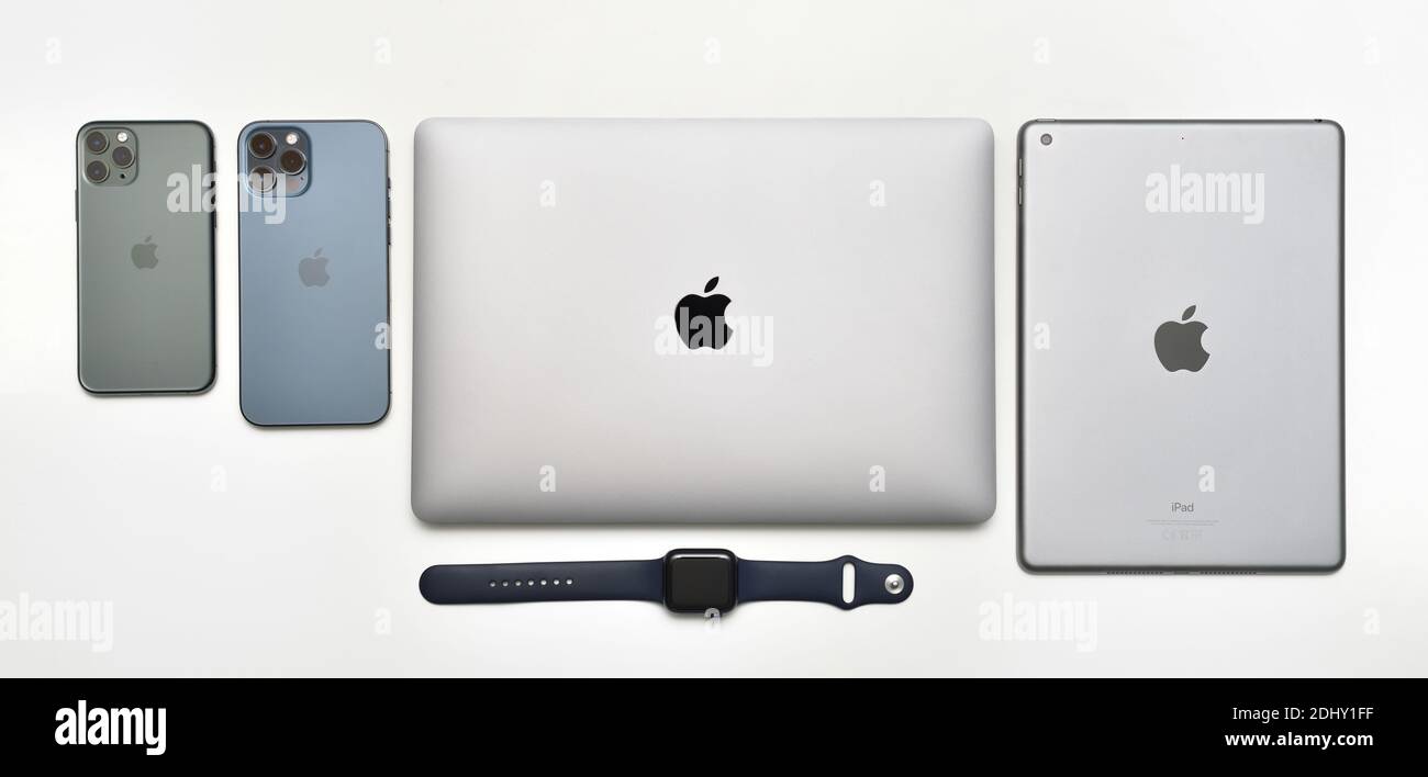STARIY OSKOL, RUSSIA - 10 DICEMBRE 2020: Set di dispositivi Apple Company di macbook Air, ipad, iwatch e iphone 12 pro e 11 pro Foto Stock