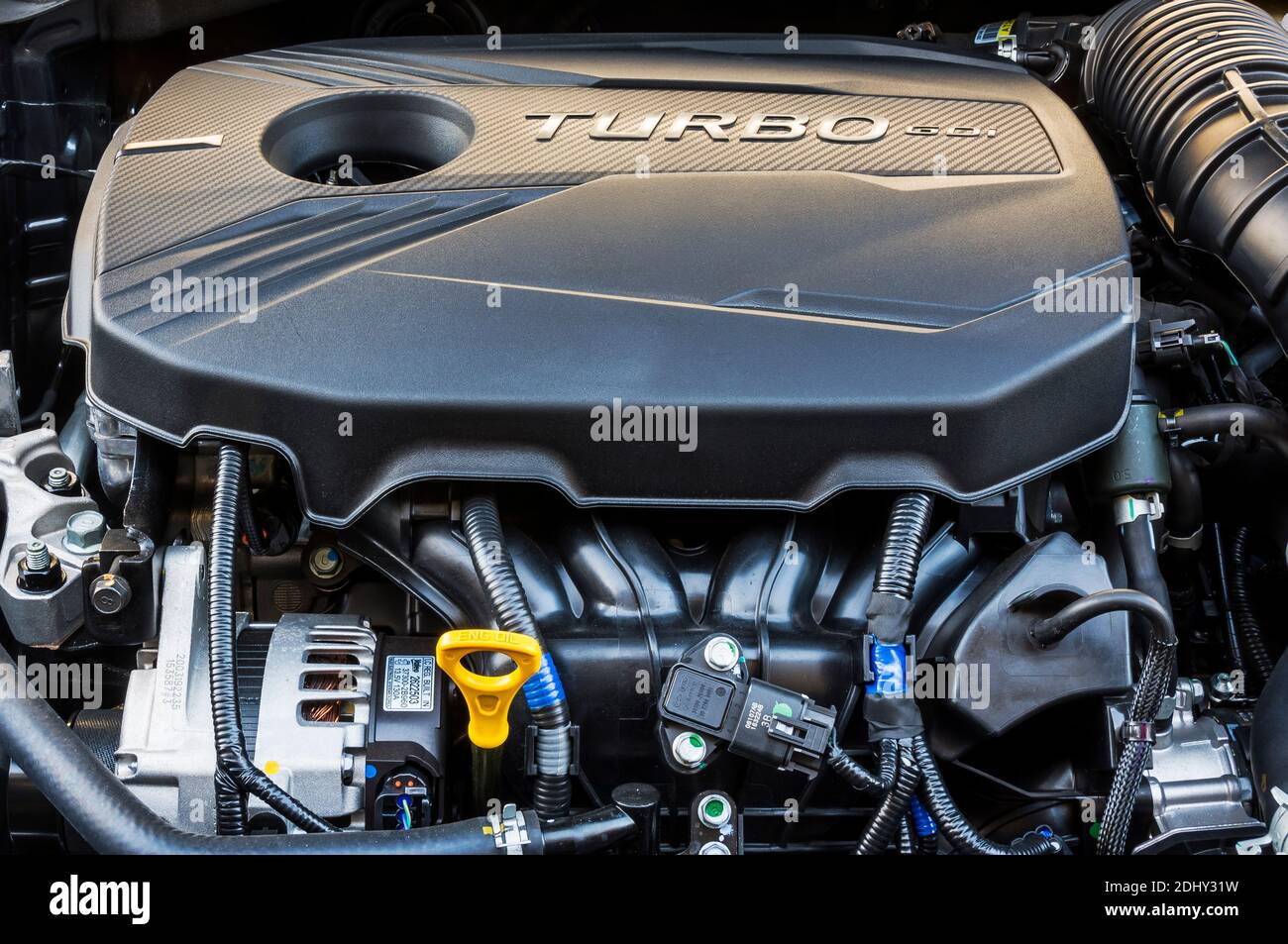 Vista frontale del motore Turbo da 1.6 litri e 201 CV in un modello Forte GT da 2021 Kia. Può essere simile al motore Hyundai Turbo della stessa cilindrata. Foto Stock