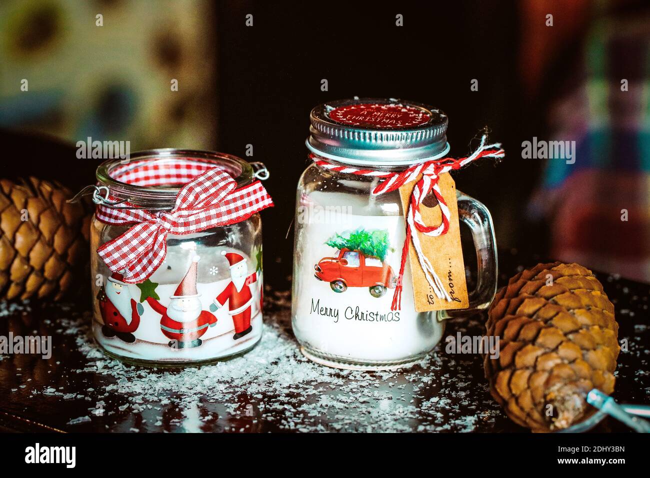 Ornamenti natalizi, vasi, candele e cono di pino Foto Stock