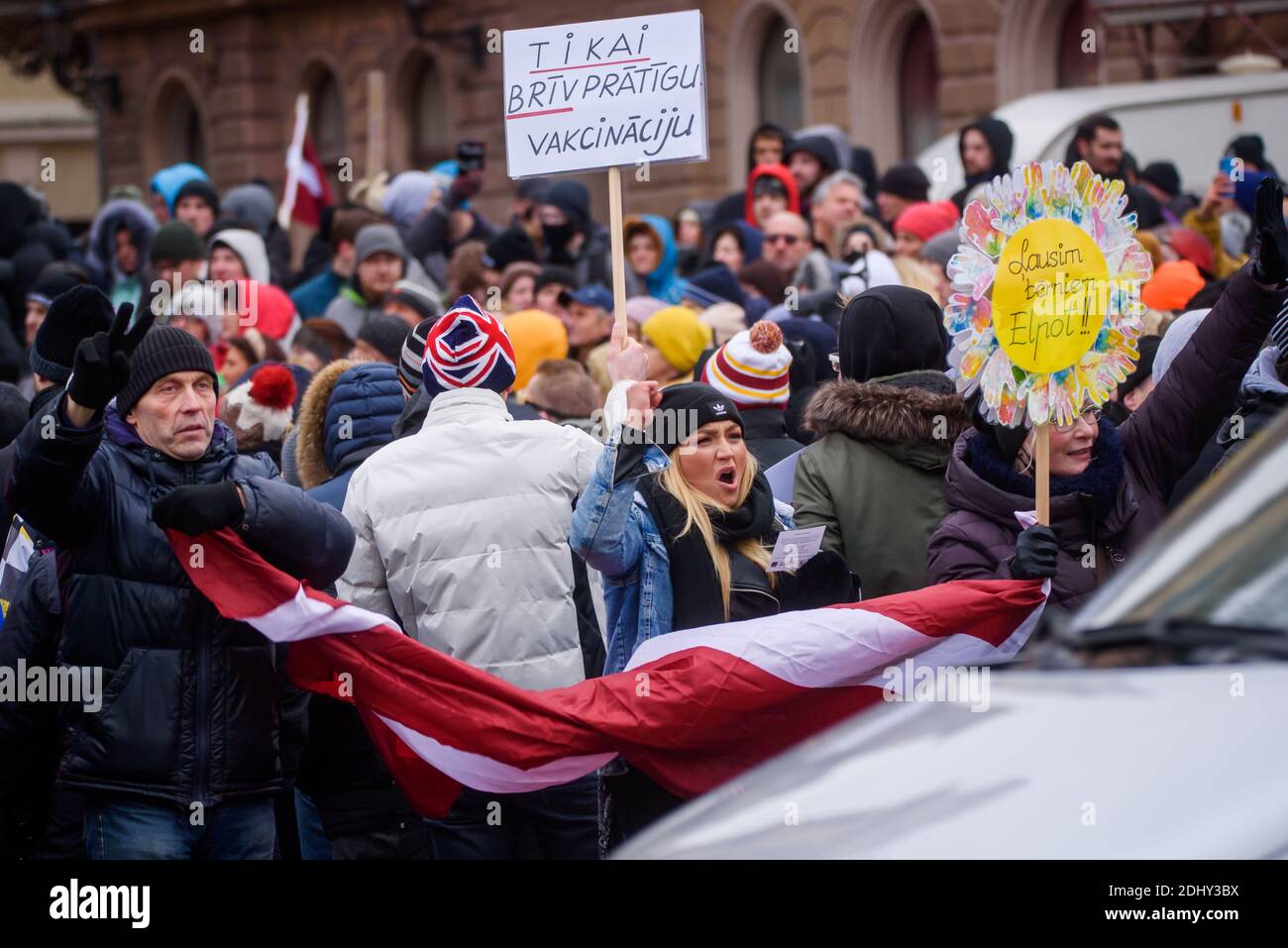 RIGA, LETTONIA. 12 dicembre 2020. Protesta contro le restrizioni COVID19 e contro il vaccino COVID19. Credit: Gints Ivuskans/Alamy Live News Foto Stock