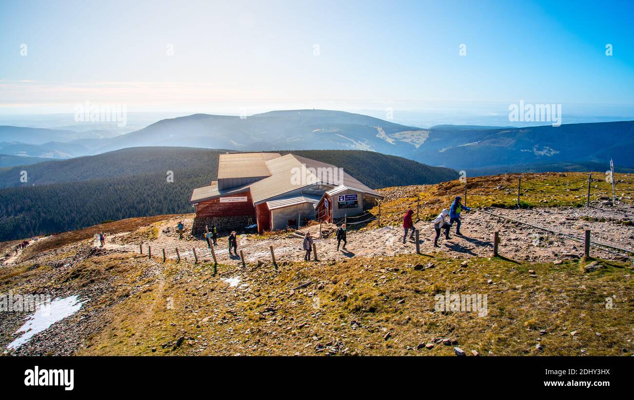 SNEZKA, MONTAGNE GIGANTI - 12 OTTOBRE 2019: Escursioni turistiche in montagna Gigante, ceco: Krkonose. Vista da Snezka - la montagna più alta. Repubblica Ceca e Polonia. Foto Stock