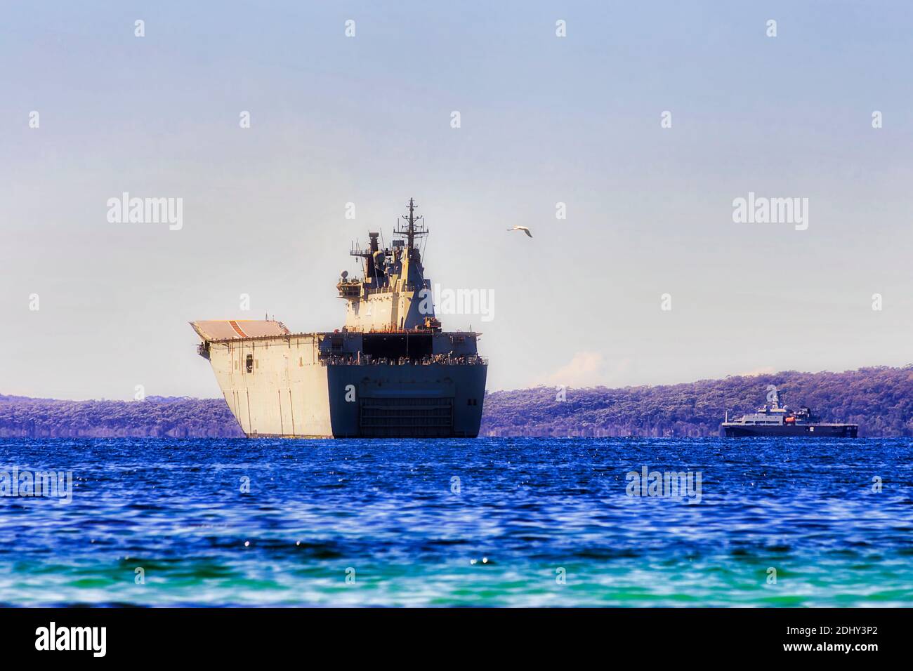 Portaerei HMAS e navi da guerra più piccole nella baia di Jervis, Australia. Foto Stock