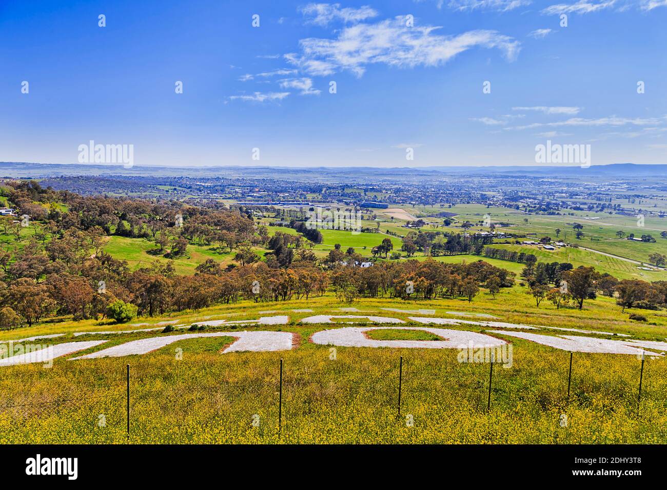 Famose lettere bianche del Monte Panorama sul lato della collina verso la città di Bathurst dal circolo automobilistico australiano. Foto Stock