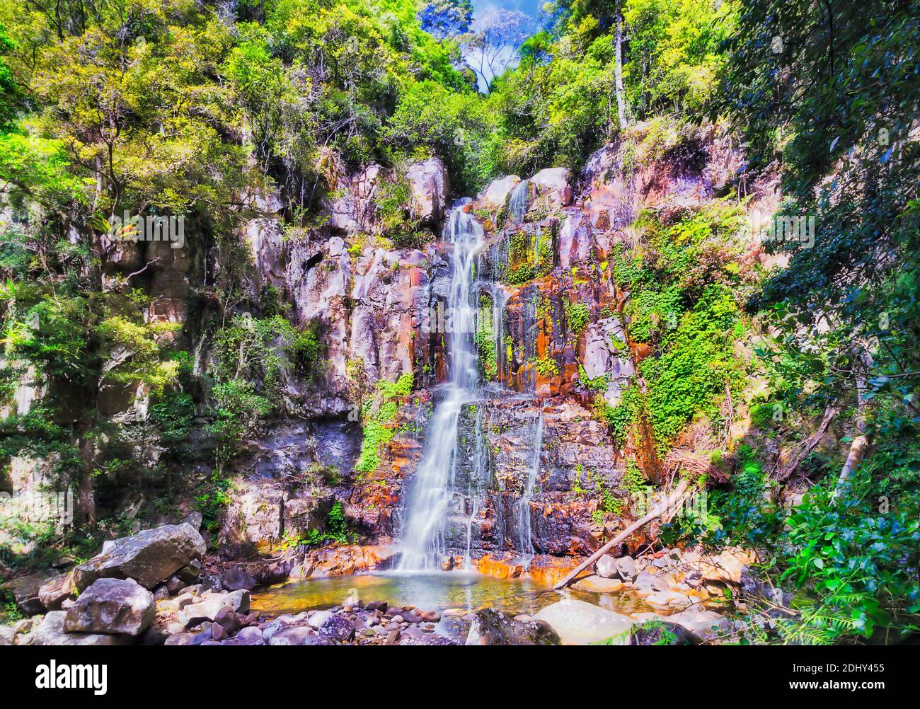 Cascata panoramica illuminata dal sole sul fiume Minnamurra vicino alla foresta pluviale di Minnamurra, NSW, Australia. Foto Stock