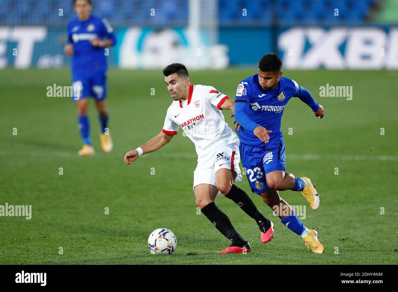 Marcos Acuna di Siviglia e Cucho Hernandez di Getafe durante il campionato spagnolo la Liga partita di calcio tra Getafe CF e Sevilla FC il 12 dicembre 2020 al Colosseo Alfonso Perez a Getafe vicino Madrid, Spagna - Foto Oscar J Barroso / Spagna DPPI / DPPI / LM Foto Stock