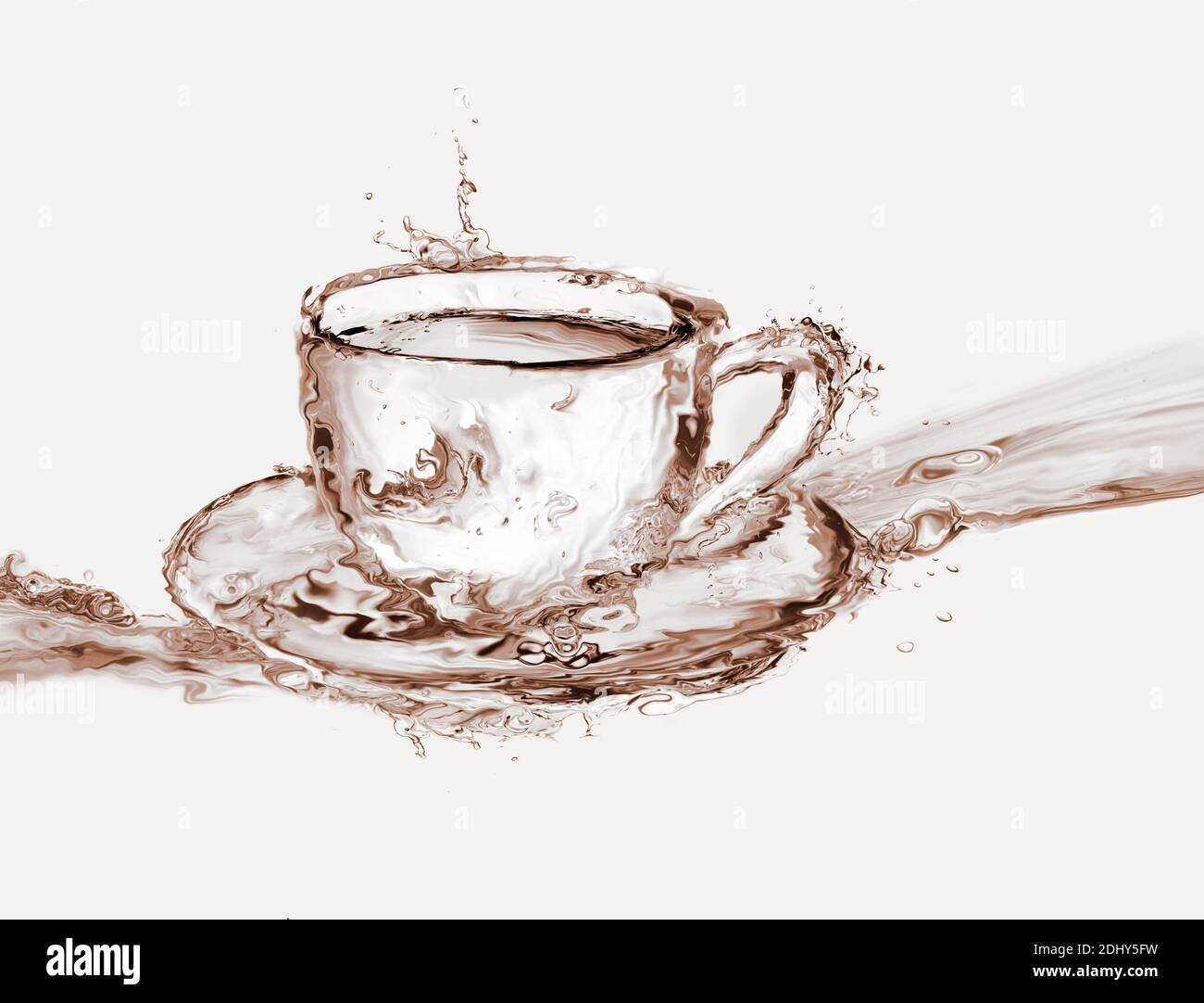 Una tazza di caffè su un piatto fatto di acqua che galleggia sull'acqua. Foto Stock