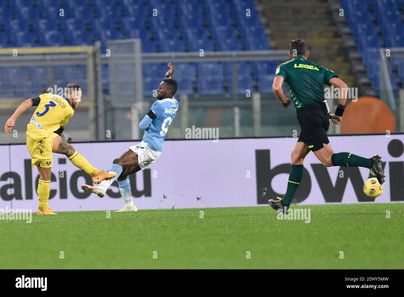 Roma, Italia. 12 dicembre 2020. Roma, Italia, Stadio Olimpico, 12 dicembre 2020, ROMA, ITALIA - 12 dicembre : Federico di Marco (3) di Hellas Verona segna il traguardo di apertura durante la partita di calcio tra SS Lazio e Hellas Verona allo Stadio Olimpico il 12 dicembre 2020 durante SS Lazio vs Hellas Verona - Calcio italiano Serie A match Credit: Claudio Pasquazi/LPS/ZUMA Wire/Alamy Live News Foto Stock