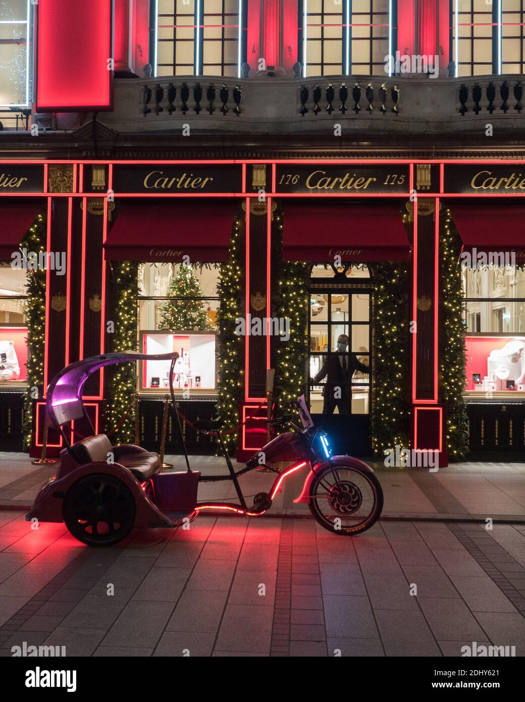 Londra, Greater London, England - 10 Dic 2020: Festive Cartier store con un risciò su New Bond Street London. Foto Stock