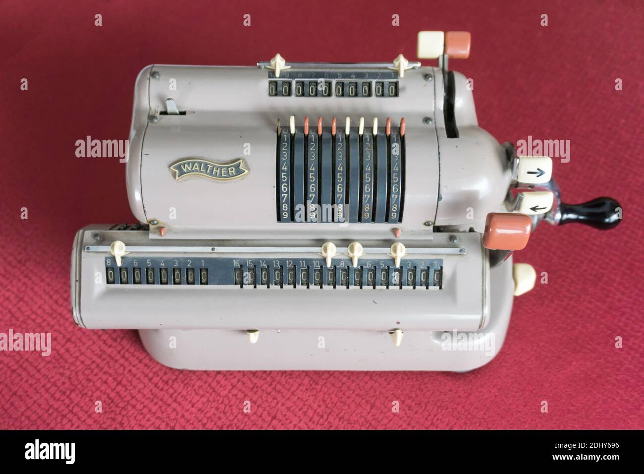 EHRWALD, AUSTRIA - 7 GENNAIO 2019: Attrezzatura tecnica d'epoca, calcolatrice meccanica Walther. Foto Stock