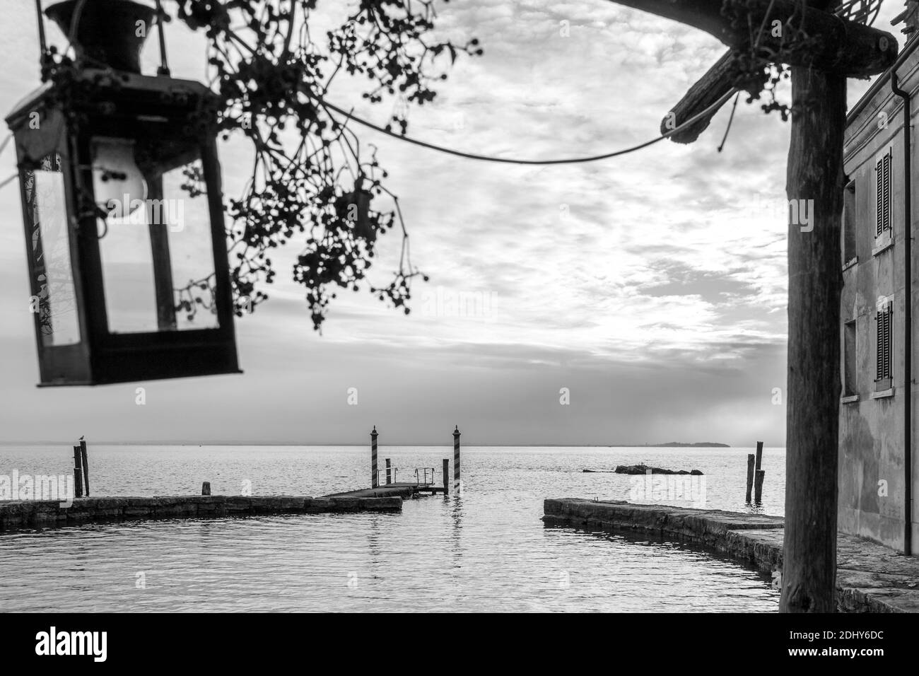 Punta San Vigilio forma una penisola che chiude a nord-ovest il Golfo di Garda. In questa piccola prominenza ci sono una villa, una chiesa, un i storico Foto Stock