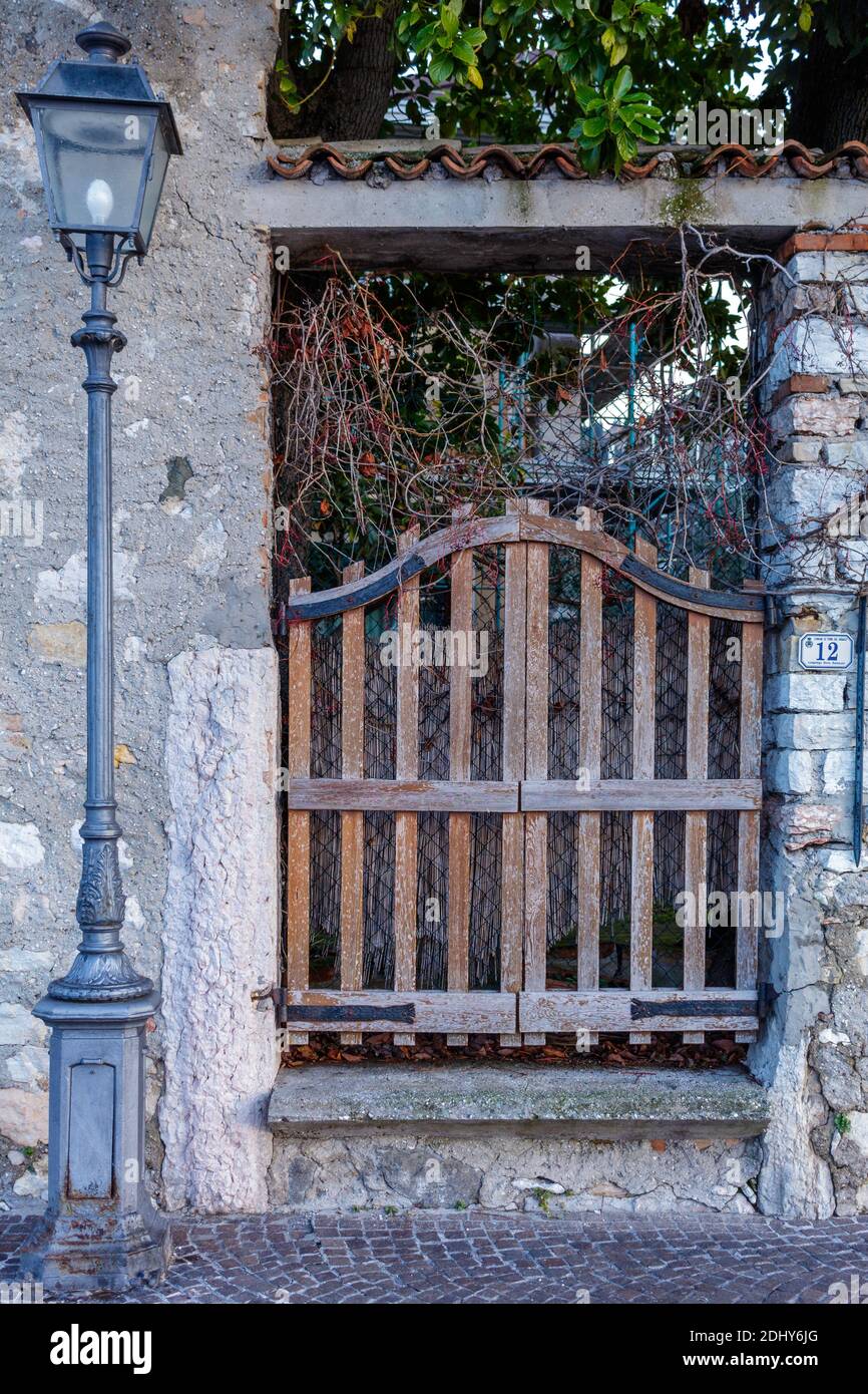 Porta anteriore con lampione a Torri del Benaco. Porta anteriore con lampione a Torri del Benaco. Porta anteriore con lampione a Torri del Benaco. Portoncino con Foto Stock