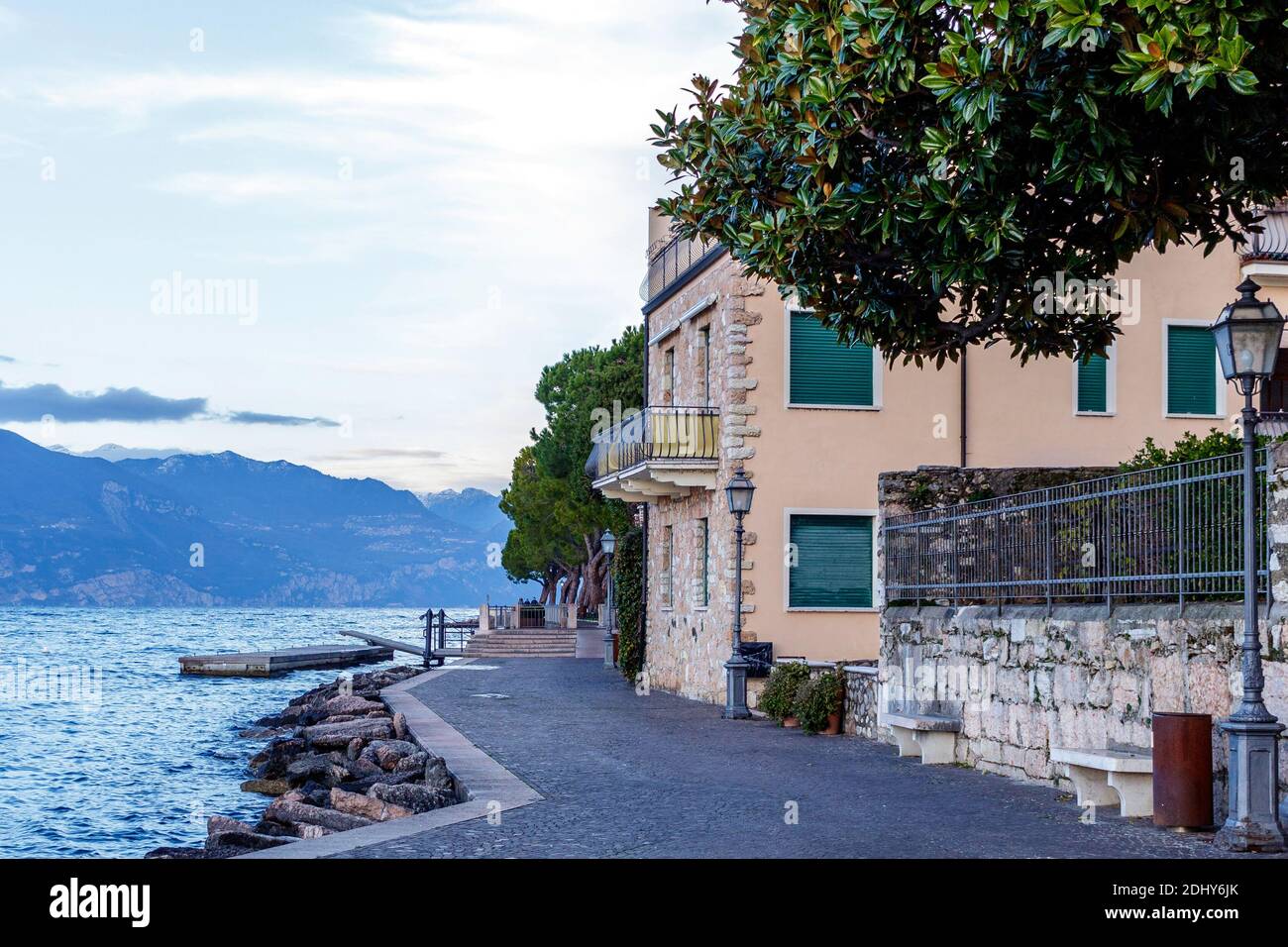 Fronte lago di Torri del Benaco sulla media costa veronese del Lago di Garda, al confine con il Garda a sud e il Brenzone a nord. Il centro Foto Stock