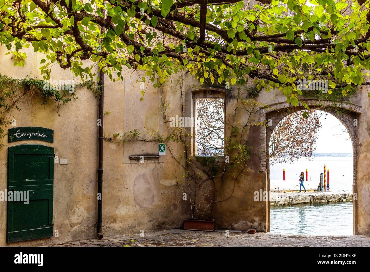 Punta San Vigilio forma una penisola che chiude a nord-ovest il Golfo di Garda. In questa piccola prominenza ci sono una villa, una chiesa, un i storico Foto Stock