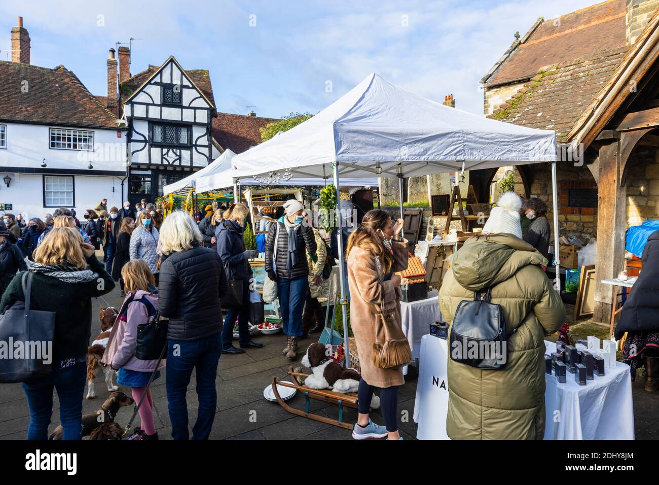 Bancarelle con artigianato e bric-a-brac presso la popolare fiera invernale stagionale di Brocante a dicembre in Market Square a Midhurst, West Sussex Foto Stock