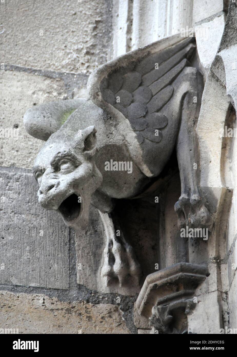 Illustrazione di Gargoyle (Gargouille) presso la chiesa e la cattedrale di Parigi, Francia, il 03 aprile 2016. Il termine gargoyle è più spesso applicato al lavoro medievale, ma in tutte le età alcuni mezzi di deviazione dell'acqua, quando non trasportato in grondaie, è stato adottato. Nell'antica architettura egiziana, i gargoyle mostravano poca variazione, tipicamente sotto forma di testa di leone. Simili beccucci d'acqua a bocca di leone sono stati visti anche su templi greci, scolpiti o modellati nel marmo o nel cimatio di terracotta del cornicione. Un esempio eccellente di questo sono i 39 rimanenti beccucci d'acqua a testa di leone sul Tempio di Z Foto Stock