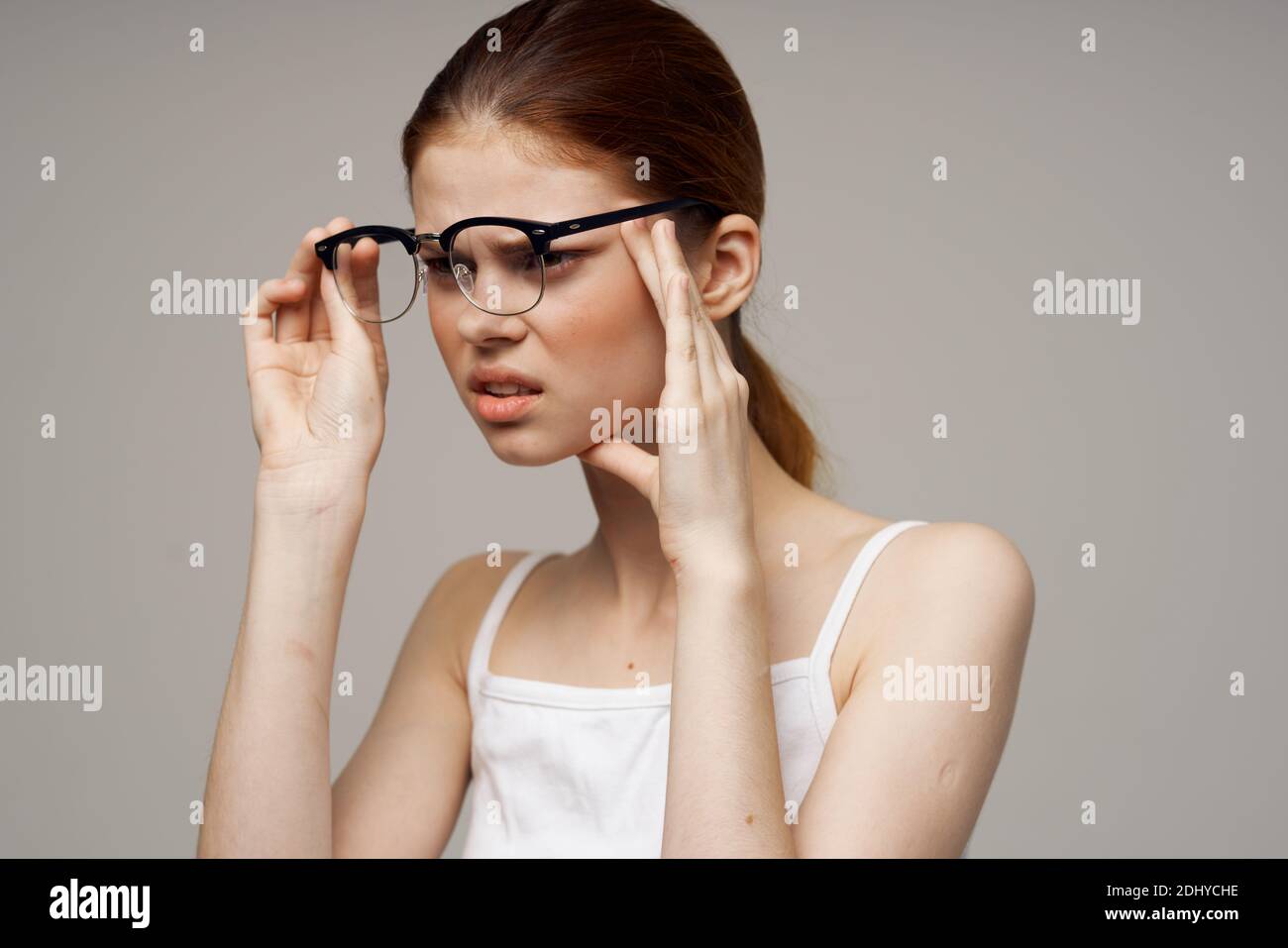 donna con problemi di salute della vista astigmatismo miopia Foto stock -  Alamy