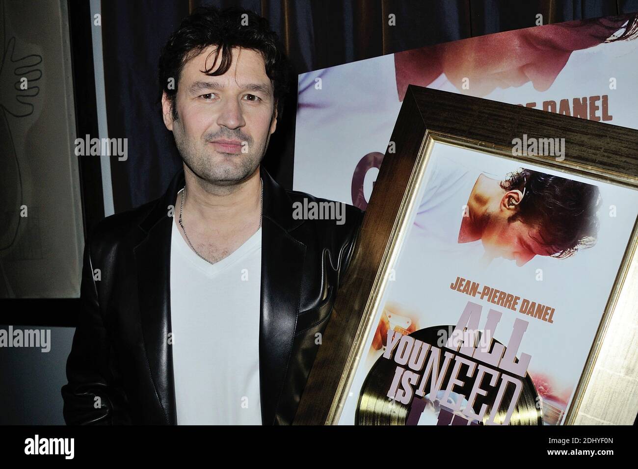 Jean-Pierre Danel recoit un Disque d'Or lors de la 'Soiree Guitar Tribute de Jean-Pierre Danel' a l'hotel le Burgundy a Paris, France le 07 Avril 2016. Foto di Aurore Marechal/ABACAPRESS.COM Foto Stock