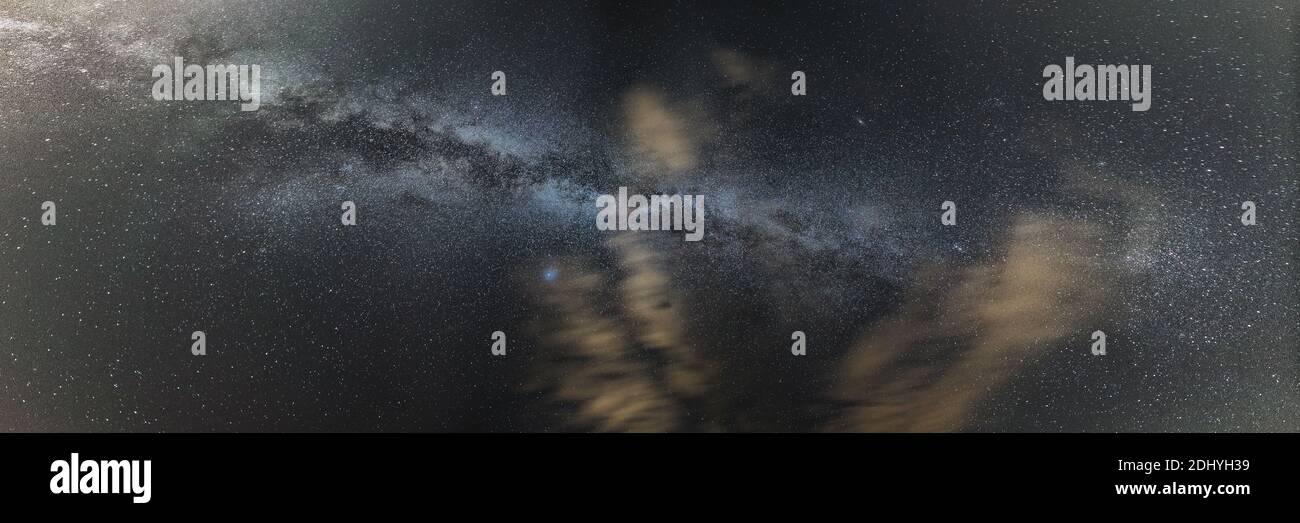 panorama della galassia di milkyway sul cielo sopra la notte estiva con le nuvole Foto Stock